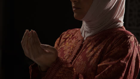 Studioporträt-Einer-Muslimischen-Frau-Mit-Hijab,-Die-Betet-5